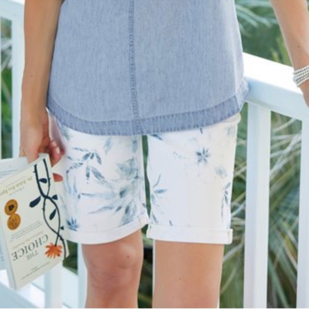 Soft‎ Surroundings Barely Blue Floral Ultimate Denim Relaxed Shorts Size 8